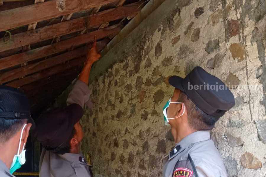 Lansia Sebatang Kara Magetan Gantung Diri di Kandang Polisi sat melakukan olah TKP di lokasi lansia Magetan ditemukan meninggal tergantung, Jumat (26/05/2023)