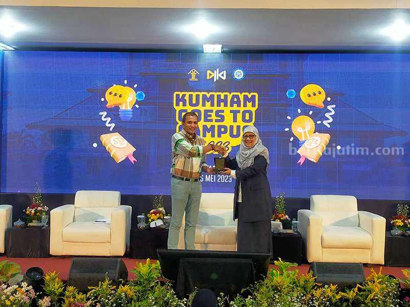 Kumham Goes To Campus di Universitas Airlangga Wamenkumham Edward Omar Sharif Hiarej Edward saat mensosialisasikan KUHP Nasional di Unair Surabaya