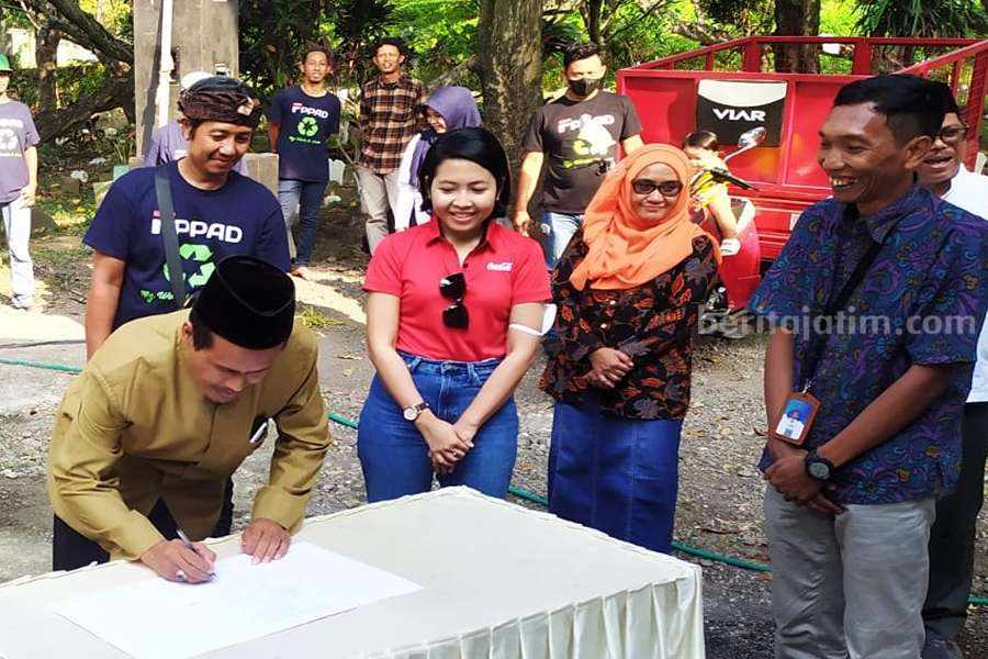 Penyerahan bantuan program pilah sampah dari rumah di Gempol Pasuruan