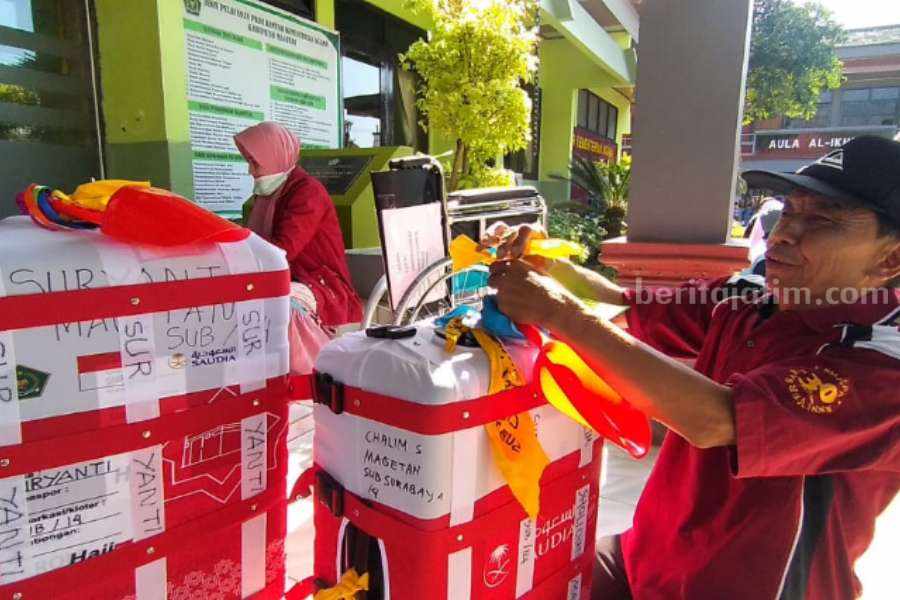 Jemaah Haji Magetan saat mengumpulkan koper di Kantor Kemenag Magetan, Sabtu (27/5/2023)