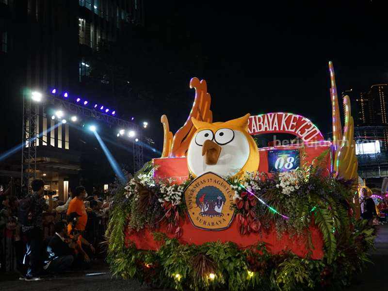 Untag Surabaya mengikuti gelaran Parade Bunga dan Budaya Surabaya Vaganza pada Sabtu (27/5/2023) malam