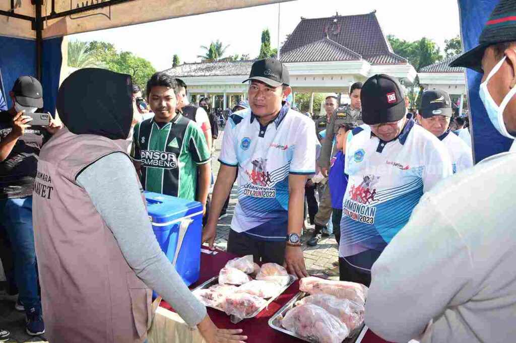 Bupati Lamongan Yuhronur Efendi saat melaunching Bursa Hewan Qurban (BHQ) jelang Iduladha 1444 H (Foto: Thoriq/beritajatim.com).