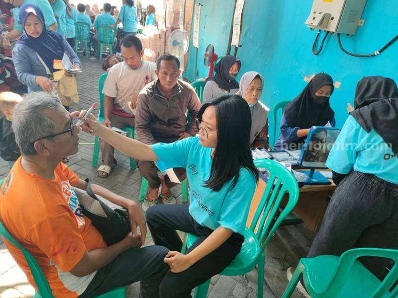 Sambut HUT ke-730 Kota Surabaya, Optik Cahaya Truevue Bagikan Kacamata Gratis ke Warga Pemeriksaan dan pembagian kacamata gratis kepada masyarakat di sekitar Optik Cahaya Truevue, Lontar, Surabaya