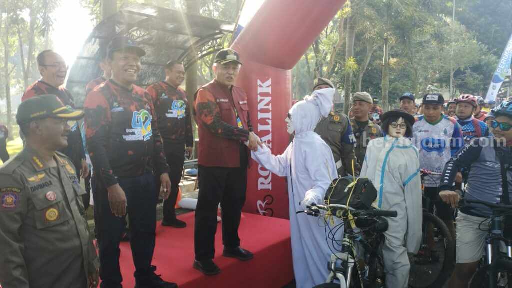 Ribuan Peserta Gowes Meriahkan HUT Perumda Tirta Kanjuruhan Ke-42 Bupati Malang HM Sanusi, memberangkatkan langsung ribuan peserta Gowes Tahes memperingati HUT Je-42 Perumda Tirta Kanjuruhan, Minggu (28/5/2023) pagi.