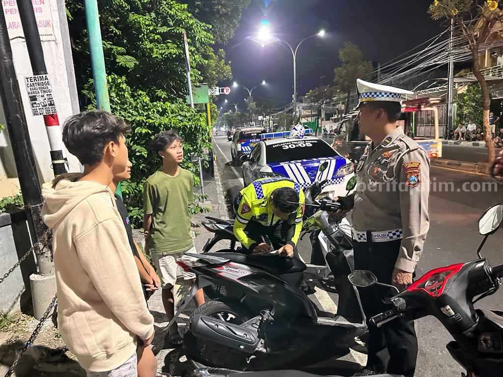 Polisi mengamankan dua orang pelajar yang kepergok melakukan aksi balap liar
