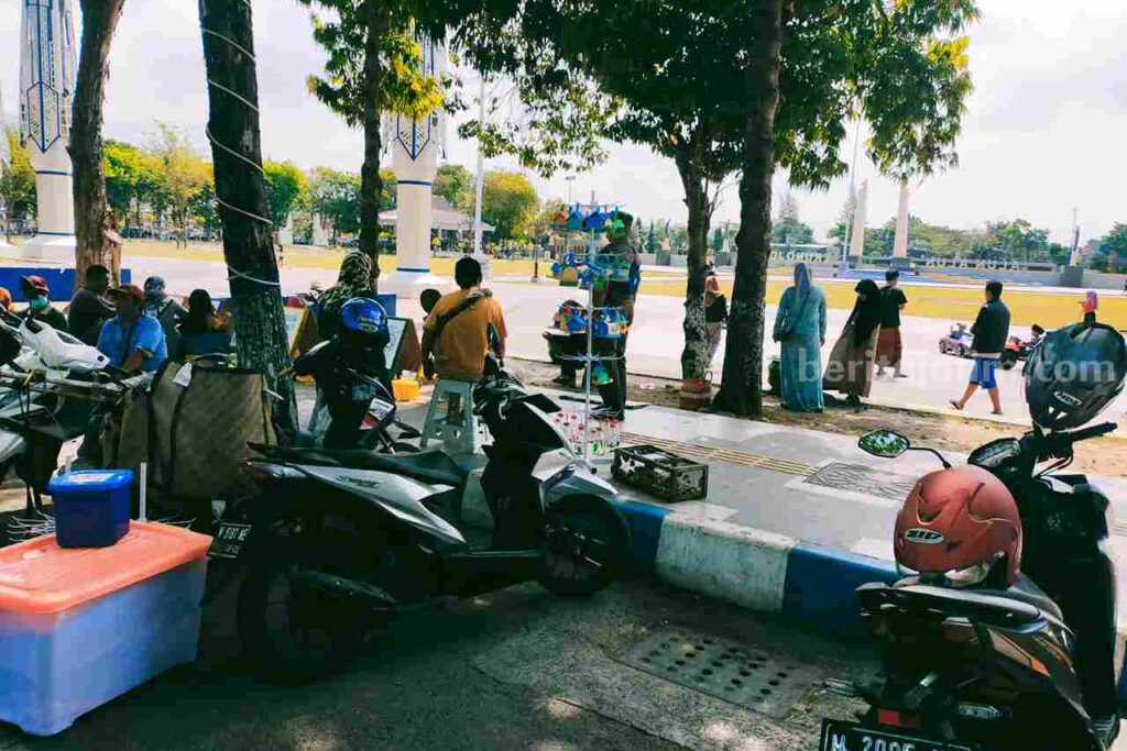 Motor PCX Pengunjung Alun-alun Trunojoyo Sampang Digondol Maling Area parkir Alun-alun Trunojoyo Sampang (Foto: Zamachsari/beritajatim.com)