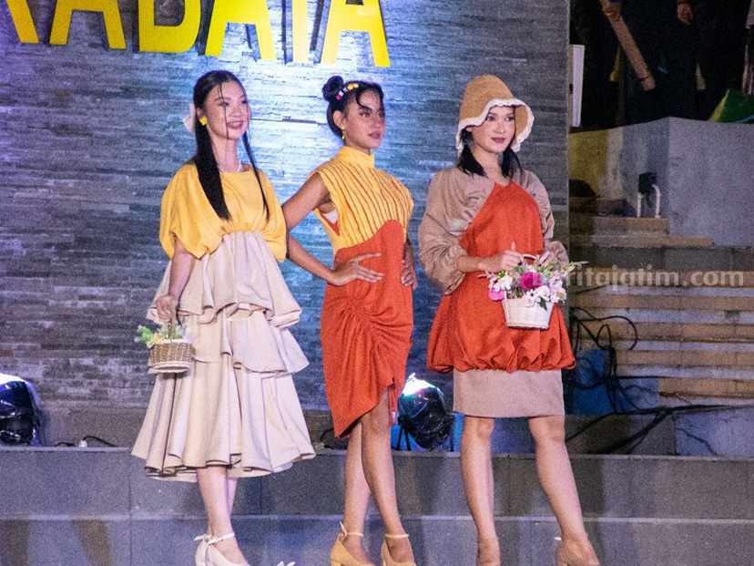 Fashion Show dalam rangka persembahan tugas akhir mahasiswa Universitas Negeri Surabaya