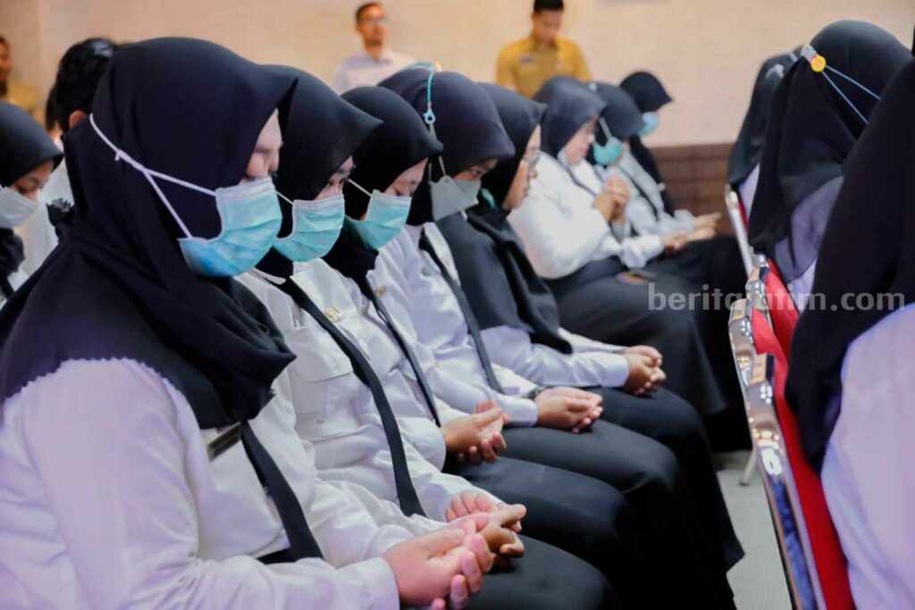 Tenaga kesehatan PPPK Kesehatan Gresik berdoa bersama sebelum menerima SK.