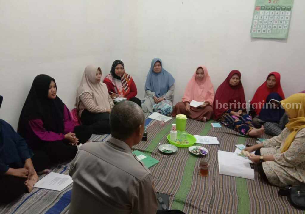 Polisi RW di Malang Gagas Pembentukan Pasar Berbasis Online Polisi RW Polres Malang, Kompol Achmad Sueb, dengan menggagas Pasar Online saat pertemuan Dasa Wisma di Kecamatan Dau, Kabupaten Malang, Minggu (28/5/2023).