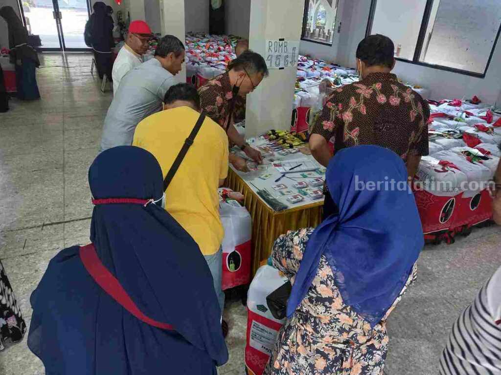 Jamaah haji asal Kabupaten Gresik saat memeriksa barang bawaannya sebelum diterbangkan ke tanah suci