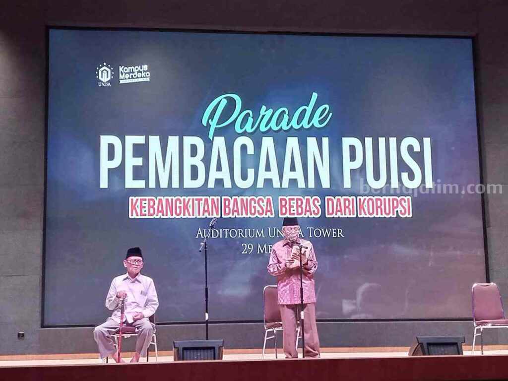 Parade Puisi di Unusa, Taufiq Ismail dan Zawawi Gelorakan Indonesia Bebas Korupsi Taufiq Ismail dan Zamawi Imron membacakan puisi pada gelaran parade puisi di Unusa kampus B, Jemursari, Surabaya