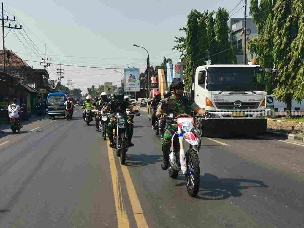 Dandim 0817 Gresik Letkol Inf Akhmad Saleh Rahanar (depan) memimpin patroli bersama keliling desa