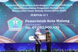 UMKM Kuat, Kota Malang Peringkat Pertama Transaksi Terbanyak di Jatim Bejo Wali Kota Malang, Sutiaji, menerima langsung penghargaan dari Gubernur Jawa Timur, Khofifah Indar Parawansa, pada acara Penyerahan E-Purchasing Awards Tahun 2023.