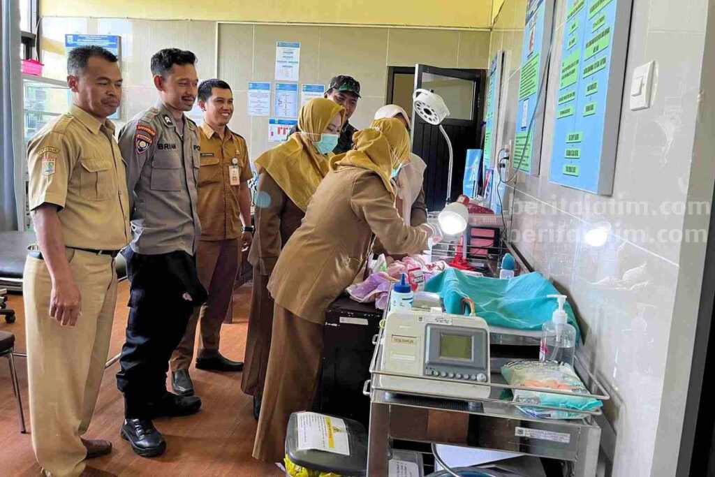 Warga Bantur Malang Temukan Bayi Laki-Laki yang Dikerubuti Serangga Tenaga kesehatan Puskesmas Bantur, Kabupaten Malang, sedang merawat Bayi berjenis kelamin laki-laki, Senin (29/5/2023).