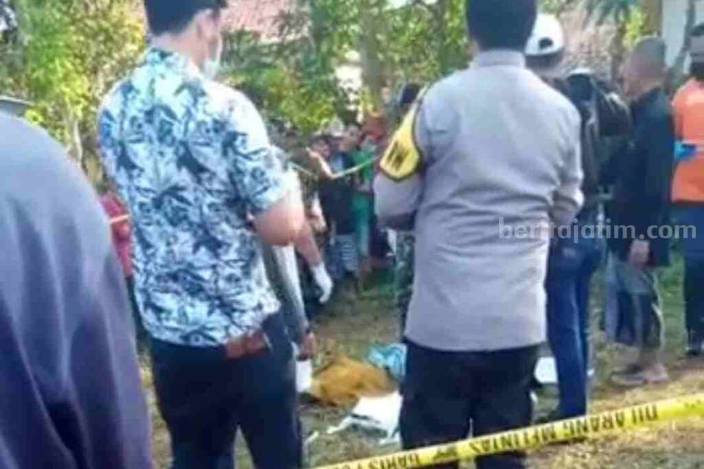 Evakuasi korban perempuan di Bangkalan diduga korban pembunuhan (Foto: Zamachsari/beritajatim.com)