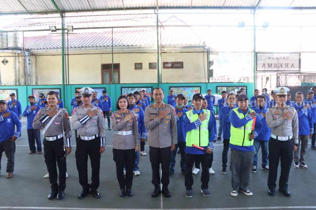 Bantu Perlengkapan, Polres Malang Bina Ratusan Supeltas Kapolres Malang AKBP Putu Kholis Aryana, membina ratusan Supeltas di Kabupaten Malang, Selasa (30/5/2023).