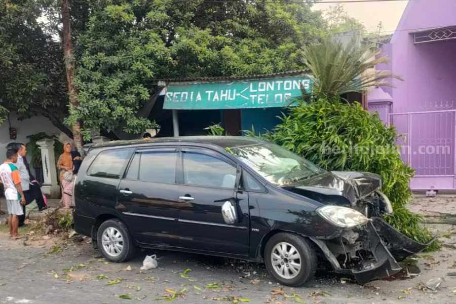 Kondisi Toyota Innova usai menabrak pohon hingga tumbang di Jalan Raya Madiun Ponorogo masuk Desa Kaibon Kecamatan Kebonsari Kabupaten Madiun, Selasa (30/05/2023)
