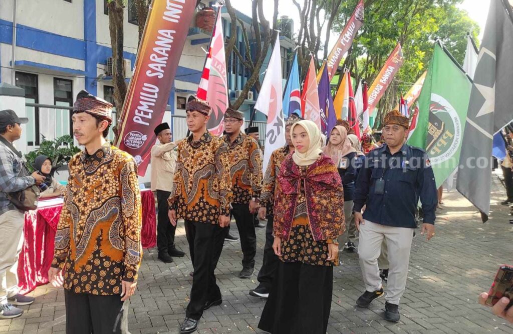 KPU Kabupaten Malang Terima Bendera Kirab Pemilu 2024 KPU Kabupaten Malang Terima bendera Pemilu 2024