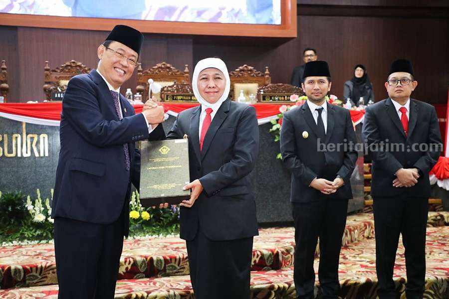 Opini WTP diberikan oleh Anggota V BPK RI Ahmadi Noor Supit kepada Gubernur Khofifah Indar Parawansa