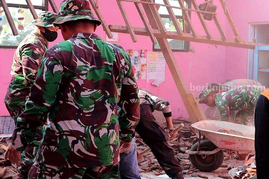 Kegiatan pembersihan reruntuhan bangunan TK di Ponorogo yang beberapa waktu lalu dirobohkan oleh TNI dan Polri. (Foto/Istimewa)