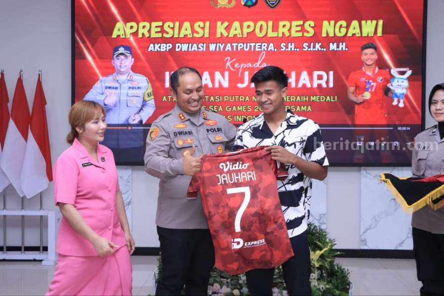 Irfan Jauhari saat memberikan Jersey nomor 7 pada Kapolres Ngawi AKBP Dwiasi Wiyatputera saat bersilaturahmi ke Mako Polres Ngawi, Rabu (31/05/2023)
