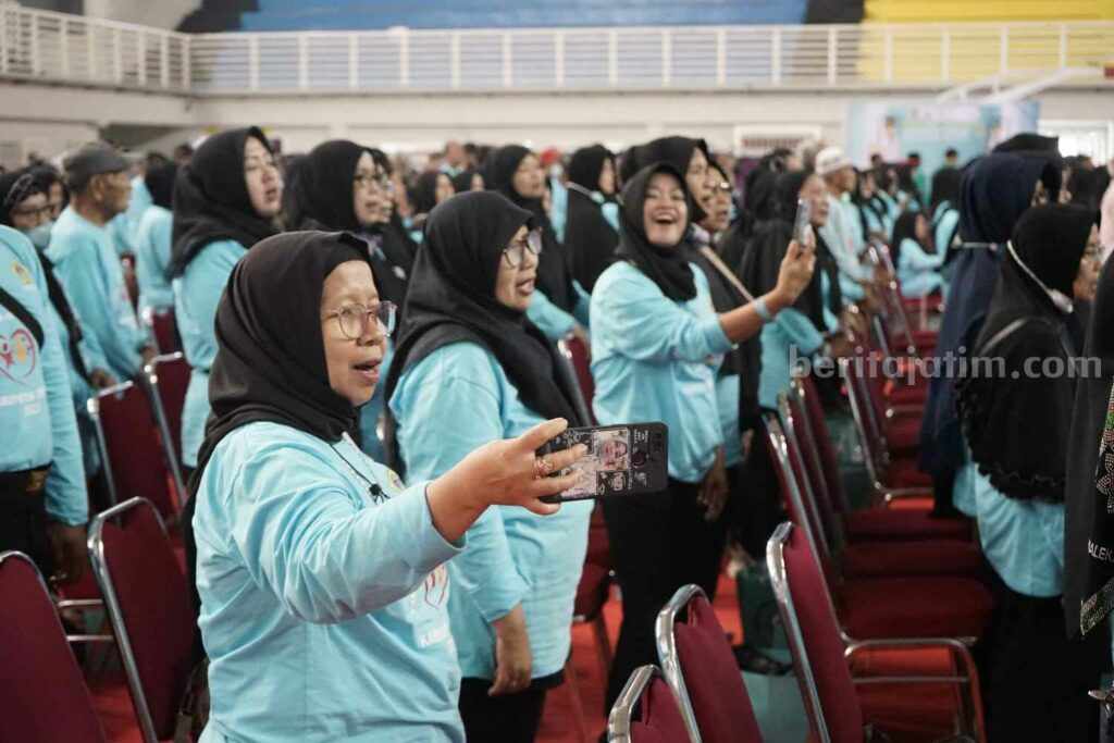 Para lansia di Kabupaten Gresik bernyanyi bersama pada peringatan Hari Lanjut Usia Nasional (HLUN) ke 27 di Wahana Ekspresi Pusponegoro