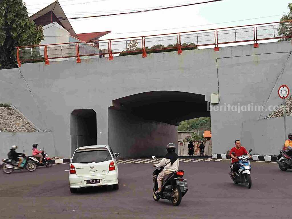 Underpass di Gresik Belum Banyak Fungsi Pengendara roda dua dan empat saat melintas di underpass dari dua arah