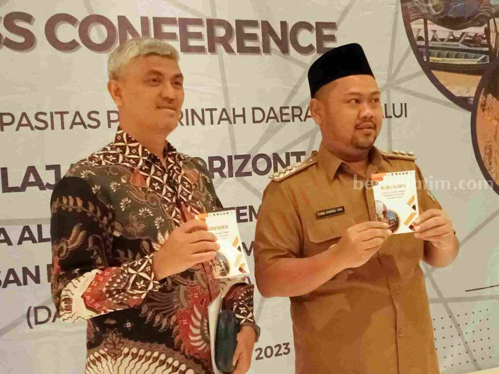 Bupati Gresik Fandi Akhmad Yani (kanan) bersama Deputi Bidang Sarana dan Prasarana Bappenas Ervan Maksum (kiri) memperlihatkan buku saku program Pengentasan Pemukiman Kumuh Terpadu