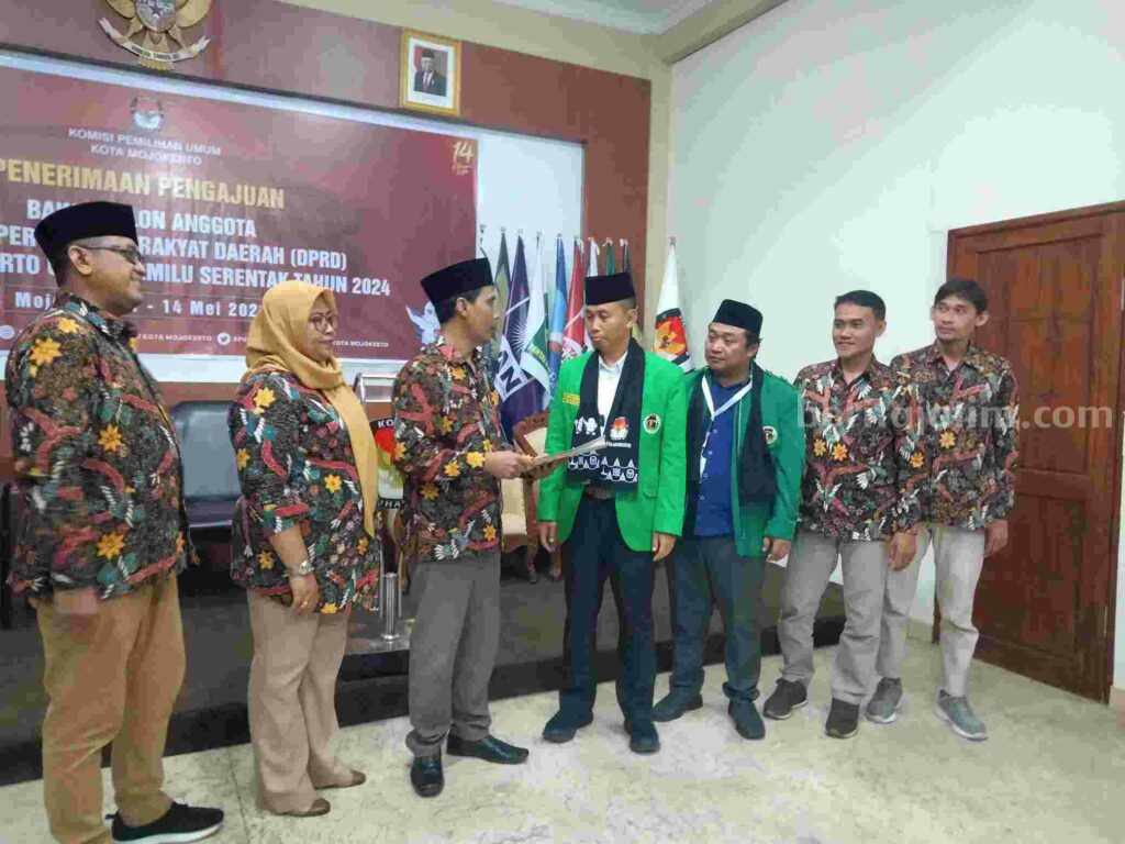 Ketua KPU Kota Mojokerto Saiful Amin Sholikin menyerahkan tanda terima kepada Ketua DPC PPP Kota Mojokerto Lubis Baharuddin di Kantor KPU Kota Mojokerto. [Foto : Misti/beritajatim.com]