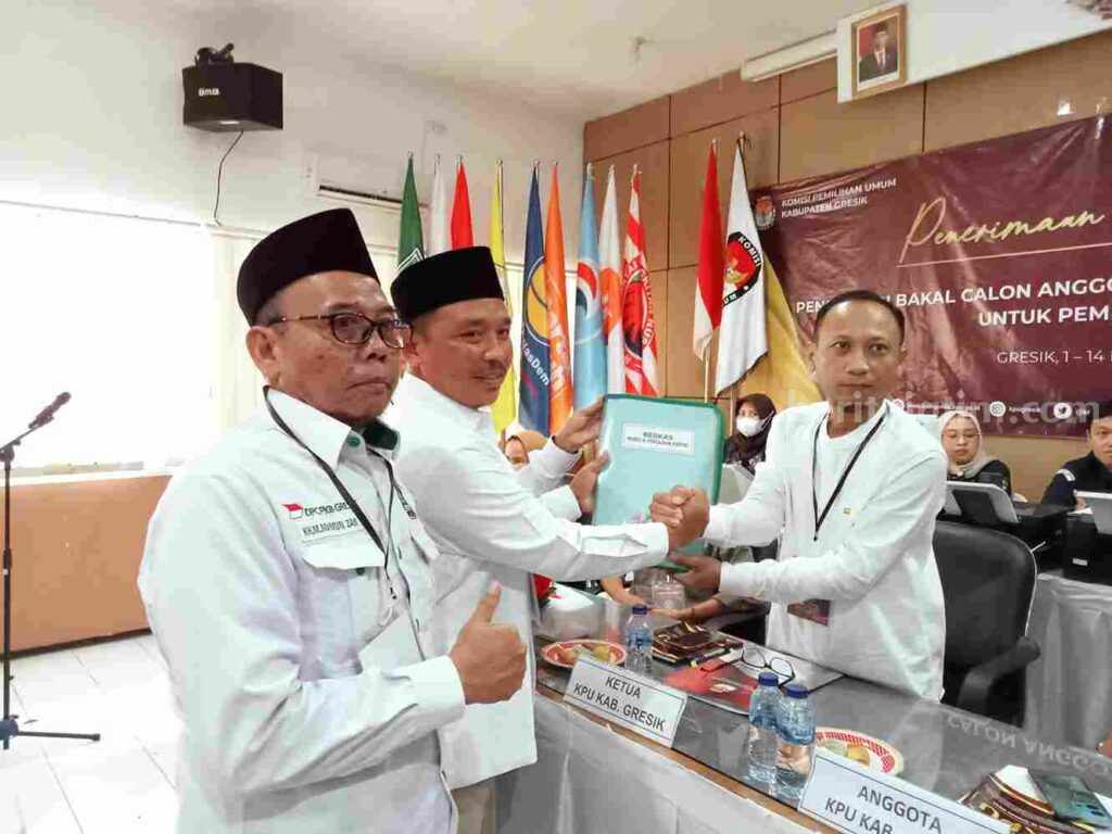 Ketua DPC PKB Gresik Abdul Qodir (tengah) saat menyerahkan berkas dokumen caleg ke kantor KPU