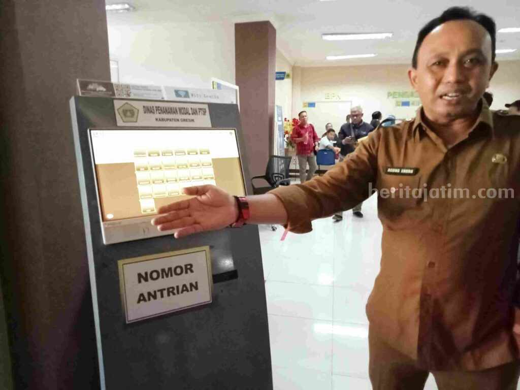 Kepala DPM PTSP Gresik, Agung Endro saat menunjukkan pelayanan online kepada calon investor yang hendak mengurus SLF PBG