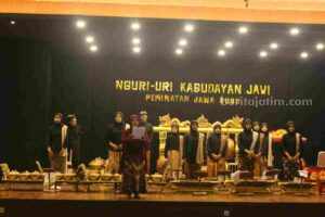 Mahasiswa UM saat memainkan gamelan (Foto: Istimewa) Mahasiswa UM saat memainkan gamelan (Foto: Istimewa)