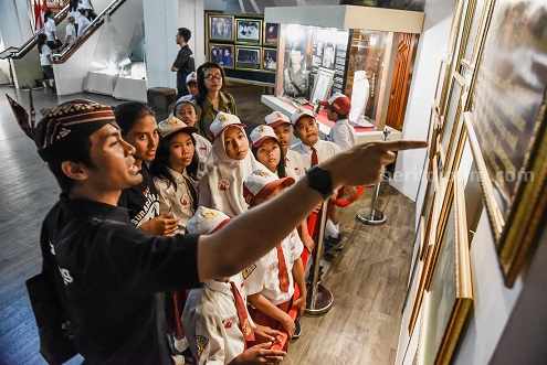 Pengunjung sedang melihat 'Night At The Museum Surabaya'
