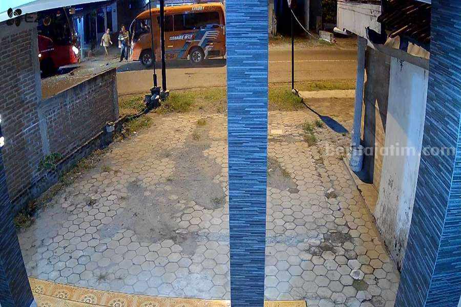 Elf Adu Moncong dengan Bus di Ponorogo, 3 Luka-luka adu moncong