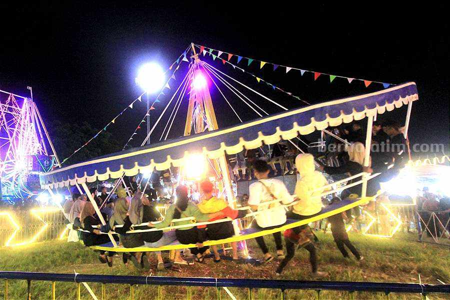 Bupati Ponorogo Sugiri Perpanjang Pasar Malam di Alun-alun Salah satu wahana permainan di pasar malam alun-alun Ponorogo. (Foto/Istimewa)