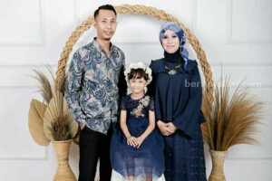 Erri Wahyu Puspitarini bersama suami dan anaknya. Erri Wahyu Puspitarini bersama suami dan anaknya.