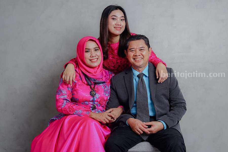 Foto Wiwik Suryani beserta keluarga