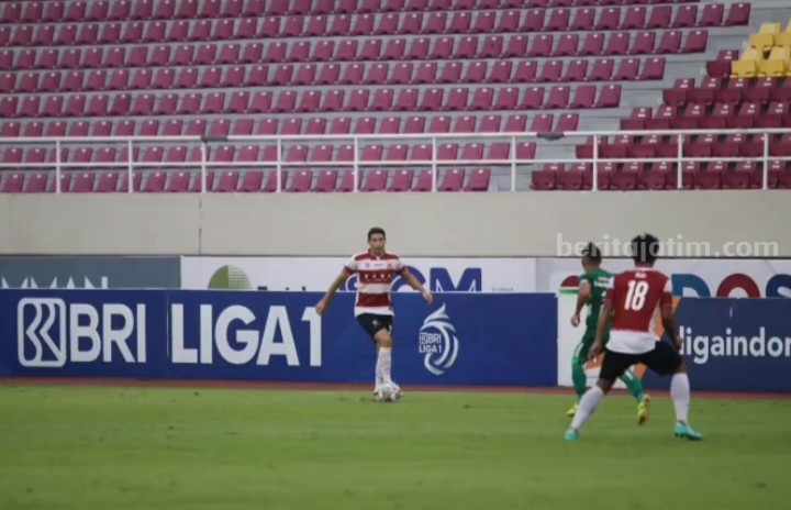 Esteban Viscara saat membela Madura United FC di Liga 1 2022-2023.
