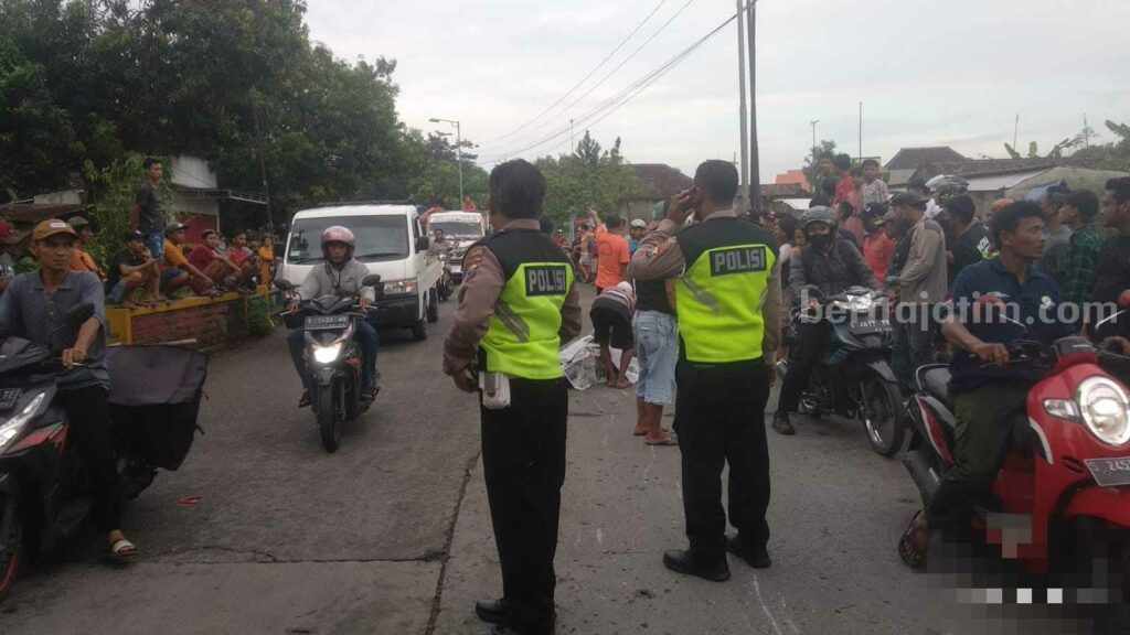 Petugas dari Unit Laka Satlantas Polresta Mojokerto melakukan olah TKP. [Foto : ist]