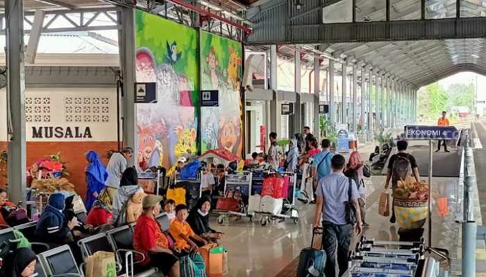 Penumpang kereta api di Stasiun Gubeng Surabaya. (Way)