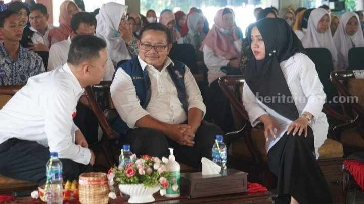 Bupati Mojokerto Ikfina Fahmawati saat talk show 'Peran Remaja dalam Percepatan Penurunan Stunting' di Pendapa GMT, Pemkab Mojokerto. [Foto : ist]