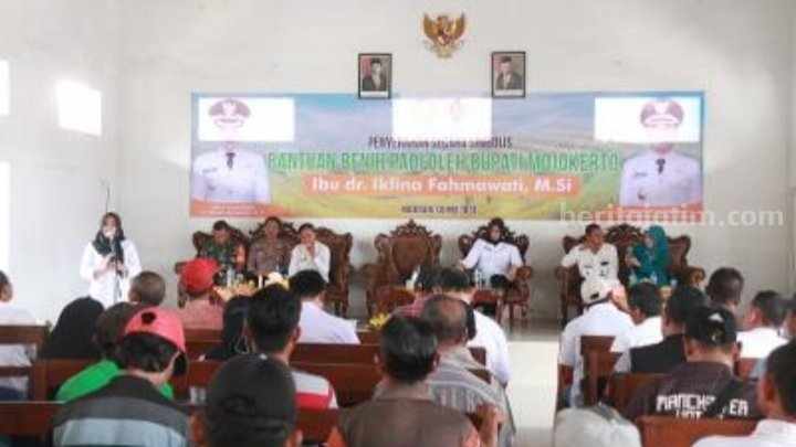 Bupati Mojokerto, Ikfina Fahmawati saat menyerahkan bantuan benih padi kepada Poktan di Balai Desa Modopuro, Kecamatan Mojosari, Kabupaten Mojokerto. [Foto : ist]