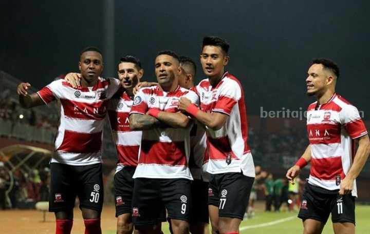 Duo Brasil, Hugo Gomes (kiri) dan Lulinha (kanan) melakukan seleberasi bersama pemain Madura United FC di Liga 1 2022-2023.