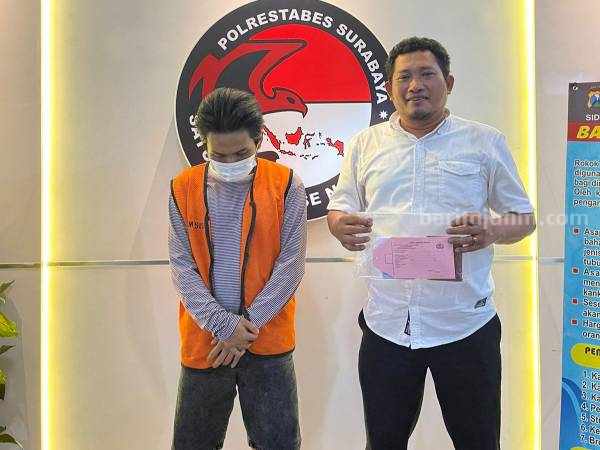 Polrestabes Surabaya Borgol Pengedar Sabu Kalilom saat Ngopi di Warkop AP saat diamankan di Polrestabes Surabaya. (Foto/ist)