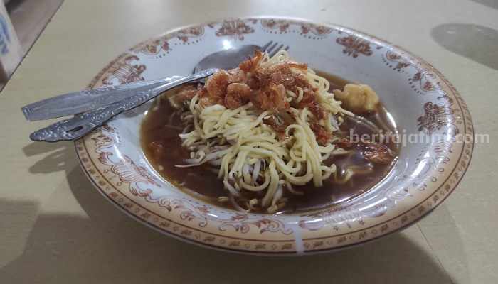 Kudapan Legenda, Lontong Mie Baba Hoi Masih Jadi Primadona Pecinta Kuliner Lontong Mie Baba Hoi Surabaya. (Way)