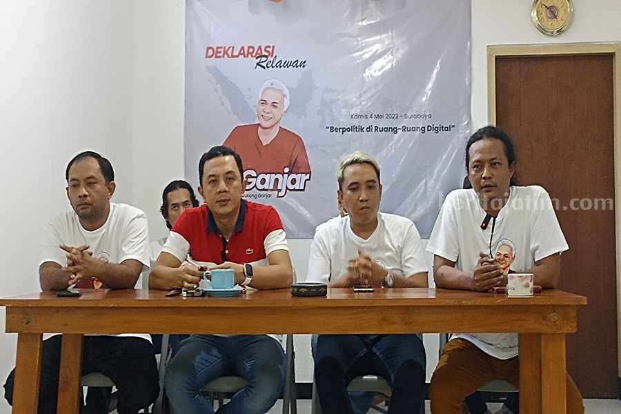 Bappilu PDIP Jatim: Relawan Berganjar Bergerak di Ruang Digital Deni Wicaksono (baju merah) saat mendeklarasikan Berganjar di Karang Menur, Kamis (04/05/2023). (Foto/Anggadia)