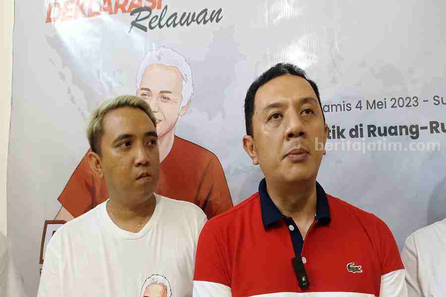 PDIP Jatim Target 45 Kursi pada Pemilu 2024 Ketua Bappilu PDIP Jatim, Deni Wicaksono Deni Wicaksono (kanan) bersama dengan Ketua Relawan Berganjar Johan Avie. (Foto/Anggadia)