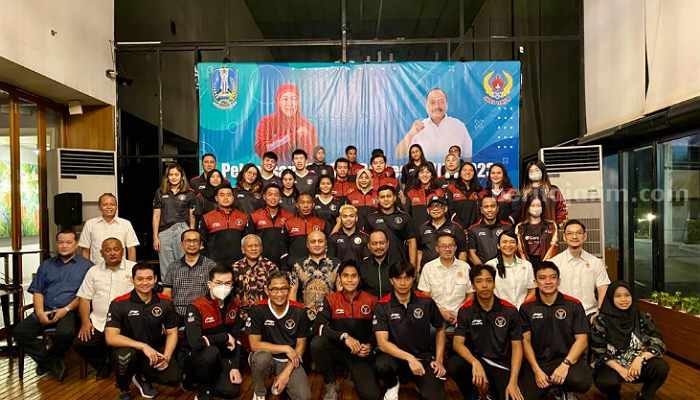 Kadispora Jatim, Pukung Causar dan Ketua Koni Jatim M Nabil melepas atlet Jatim untuk Sea Games 2023