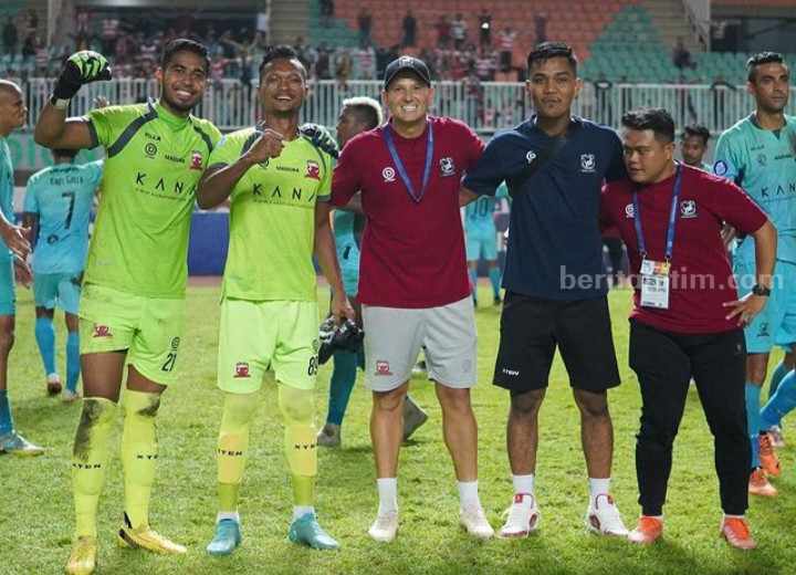 Rendy Oscario (kiri) dan Miswar Saputra bersama tim pelatih dan ofisial Madura United FC di Liga 1 2022-2023.