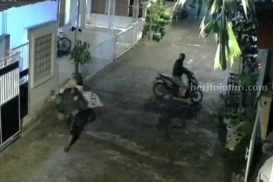 Dua pelaku curanmor menjalankan aksinya di kawasan perumahan terekam kamera CCTV